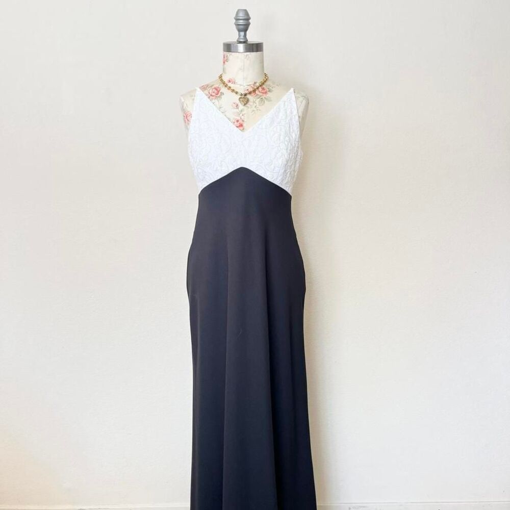 Laundry By Shelli Segal Black and White V-Neck Two-Tone Prom Gown